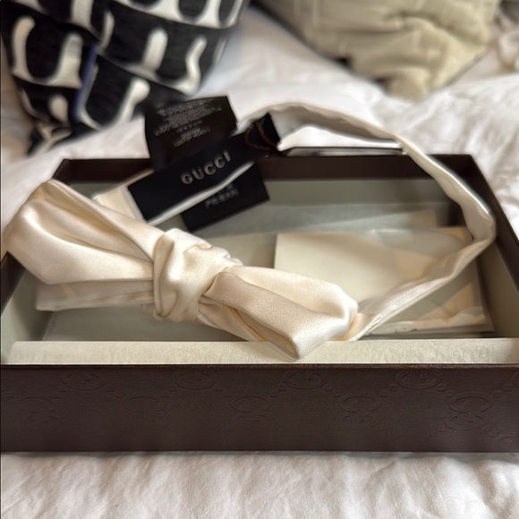 Gucci Ivory Silk Bow Tie NWT - Picture 1 of 7